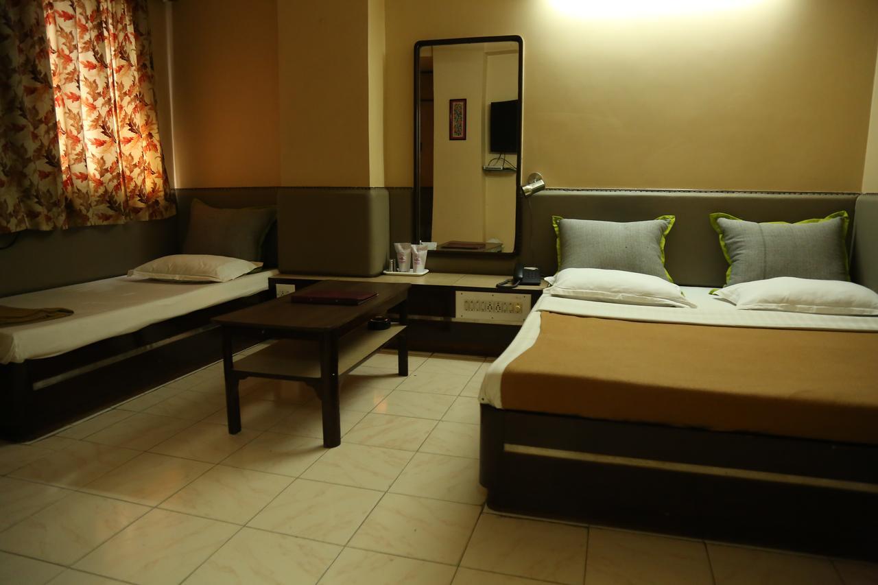 Hotel Siddhartha Palace Αχμπανταμπάντ Εξωτερικό φωτογραφία
